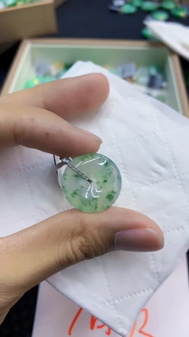 翡翠18K金镶嵌吊坠(不含链)             1