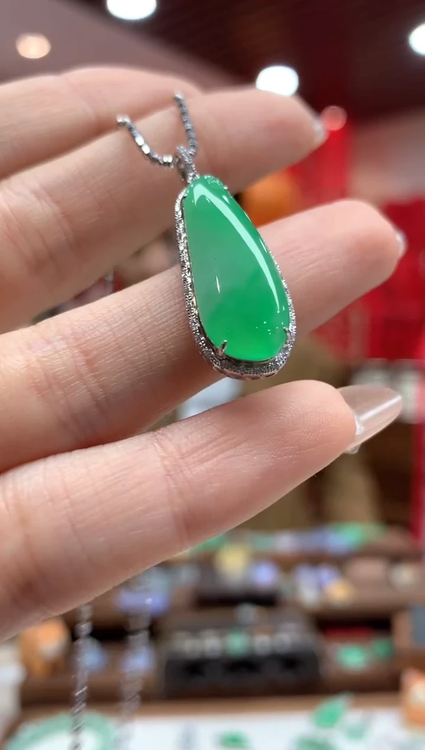 【闪购商品】翡翠吊坠(不含链)18K金镶嵌福瓜
