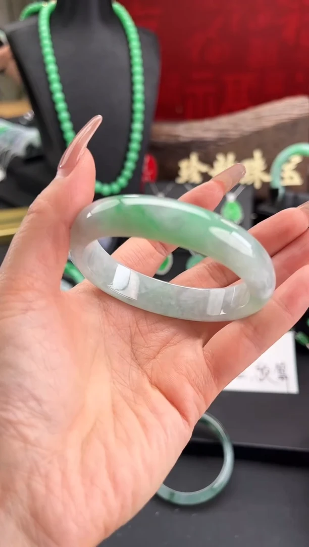 翡翠手镯未镶嵌手镯