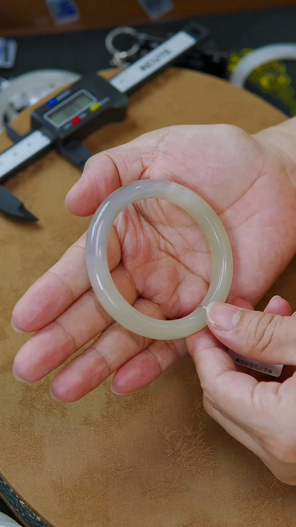 未镶嵌手镯和田玉最****天55圈口 半山半水烟紫手镯