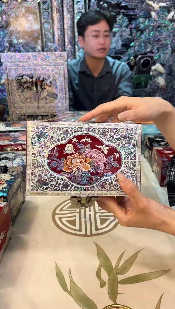 微瑕鱼锁全贝底.弘贝雅螺钿漆器文化馆