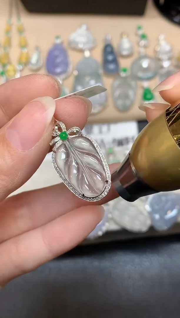 吊坠(不含链)18K金镶嵌翡翠树叶【无服务费