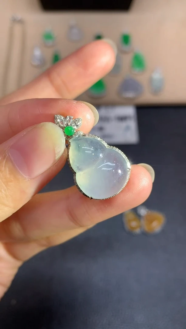 颈饰18K金镶嵌翡翠葫芦【无服务费