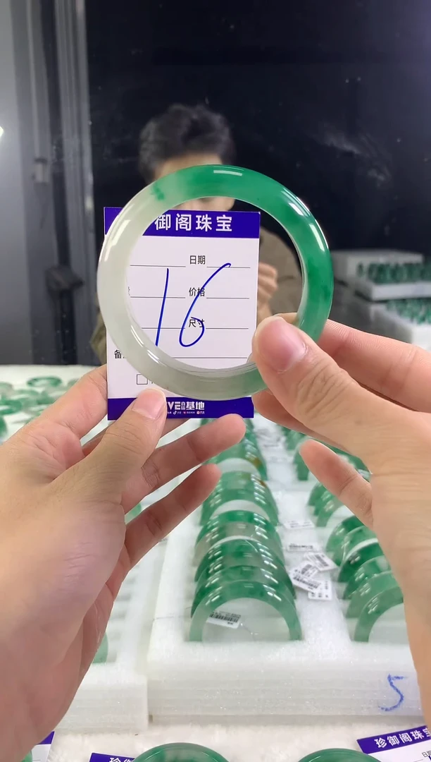 未镶嵌手镯石英质玉（非洲翠）爆****子1