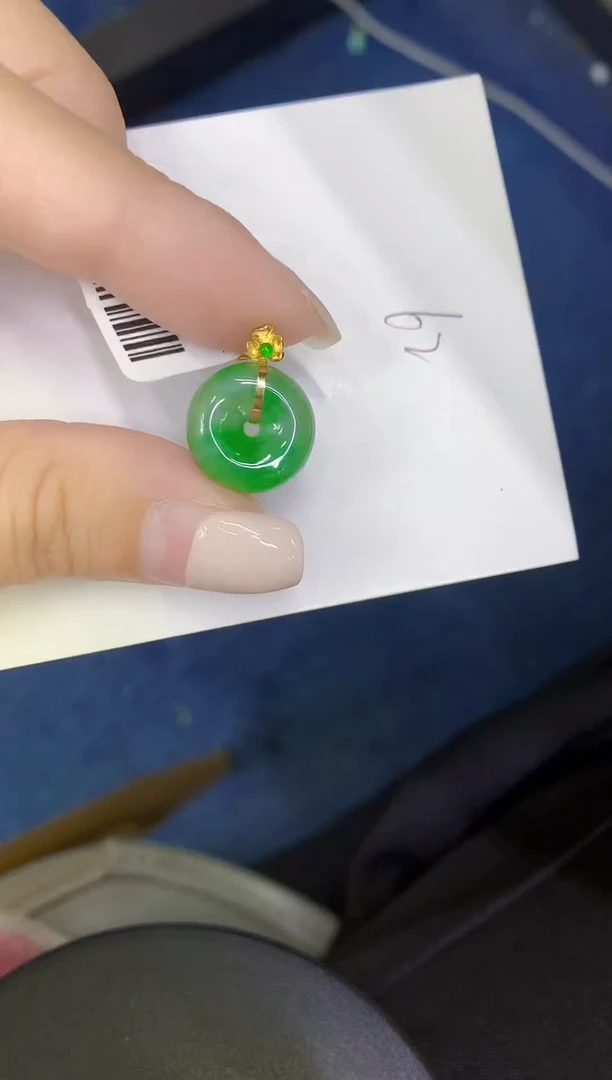 颈饰18K金镶嵌翡翠缅甸天然翡翠A货