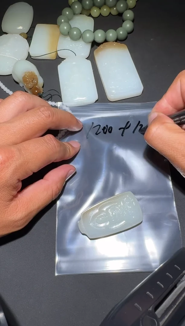 未镶嵌和田玉（糖玉）车挂和田玉