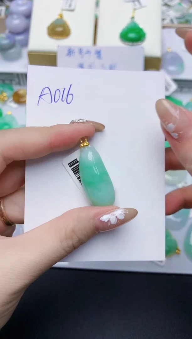 翡翠18K金镶嵌颈饰天然缅甸翡翠A货