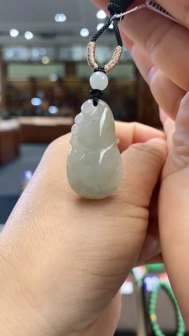 翡翠未镶嵌颈饰花件