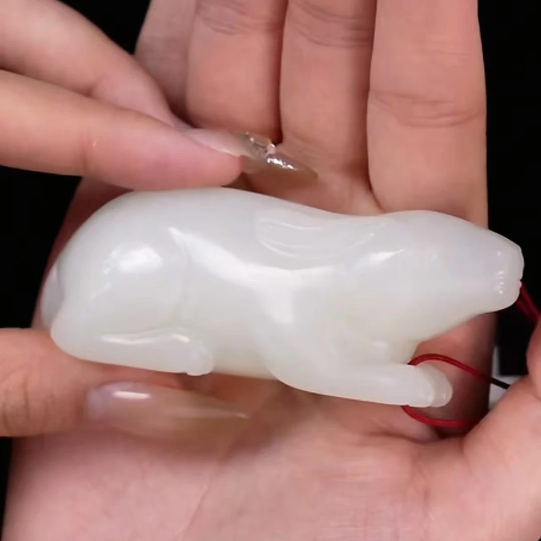 清代和田玉兔手把件