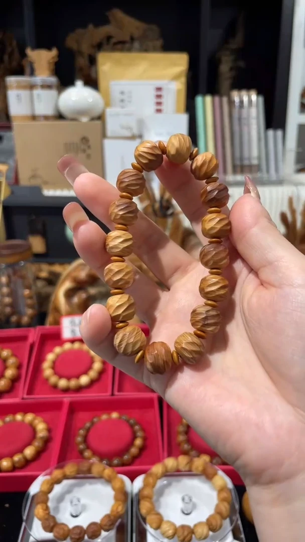 崖柏1.2云锦红油送盘玩袋手套