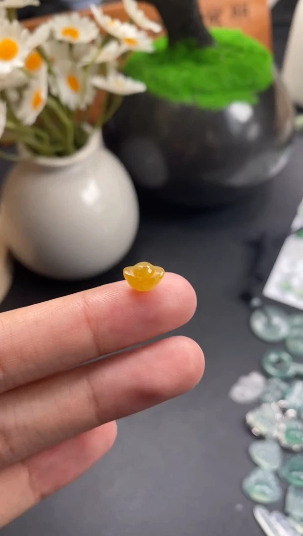 颈饰未镶嵌翡翠黄翡元宝