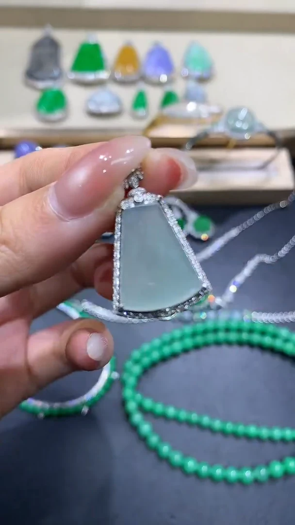 【闪购商品】翡翠吊坠(不含链)18K金镶嵌10团购