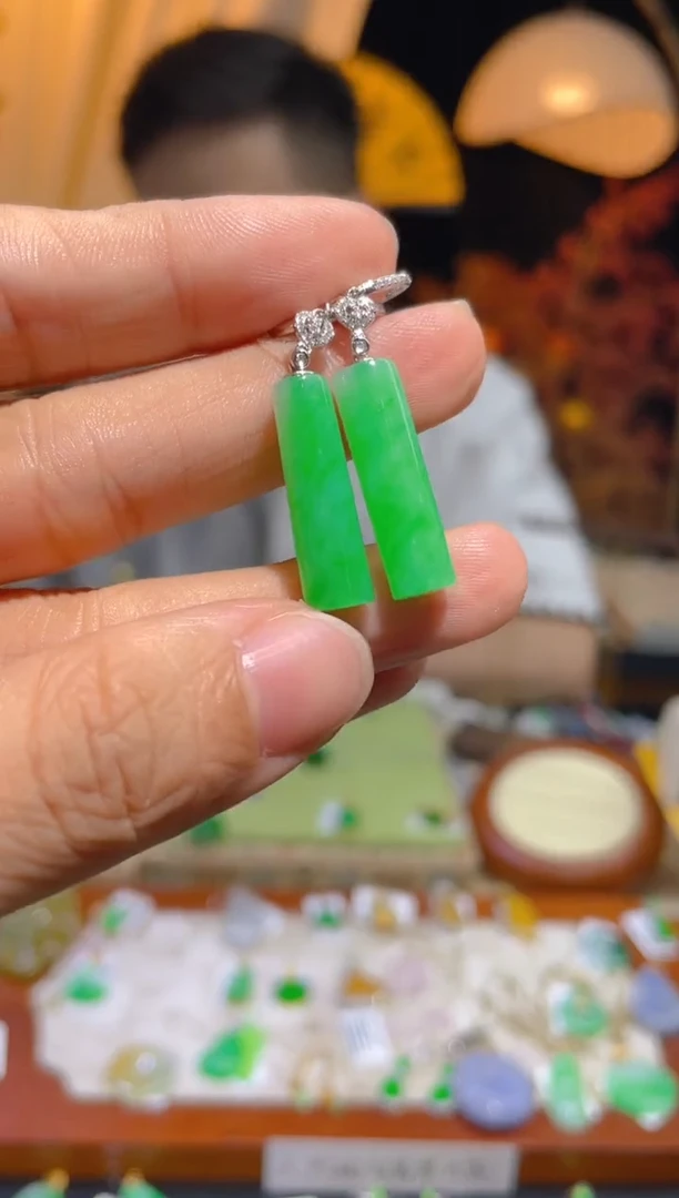 翡翠18K金镶嵌颈饰耳包