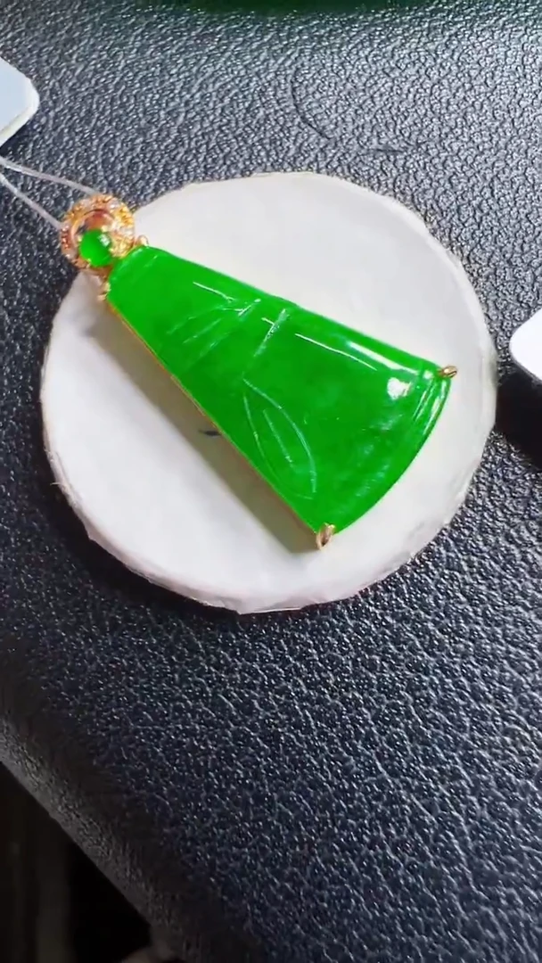 颈饰18K金镶嵌翡翠竹子