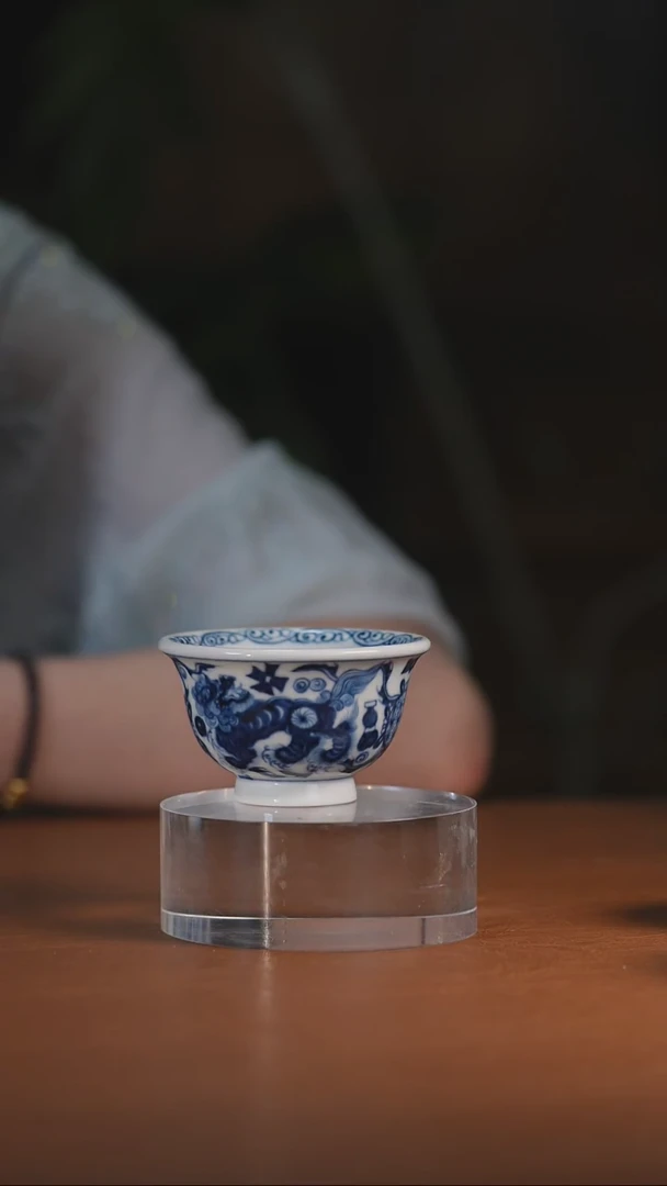 元青花双狮压手杯