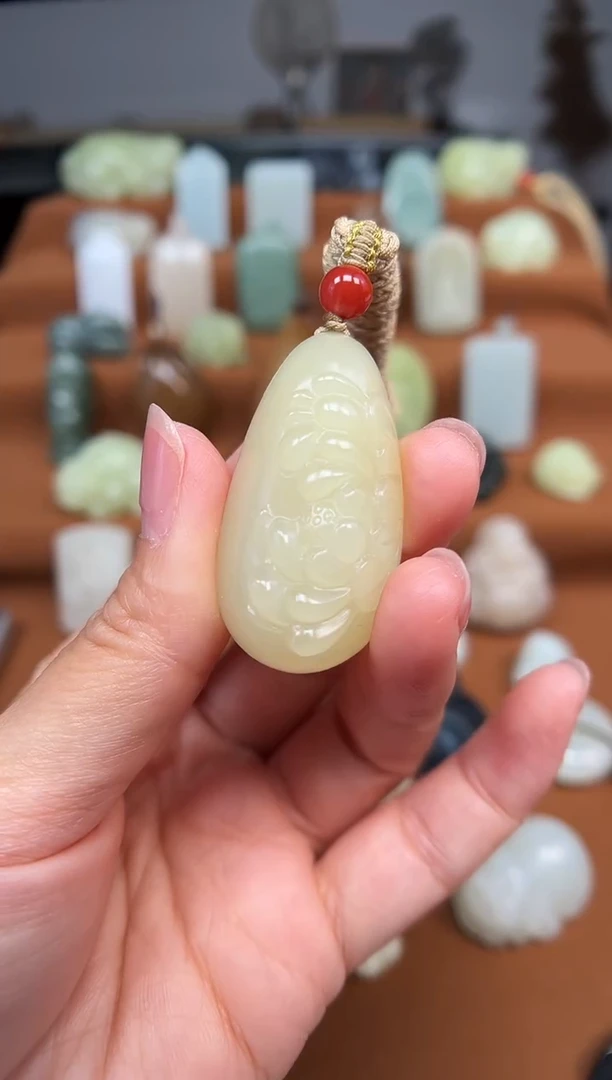 和田玉未镶嵌颈饰莲花牌