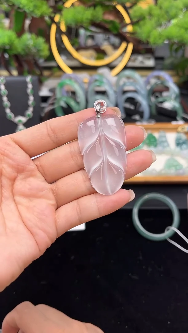 颈饰18K金镶嵌翡翠吊坠