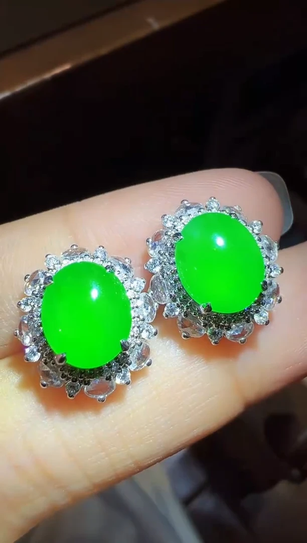 18K金镶嵌翡翠耳饰蛋面