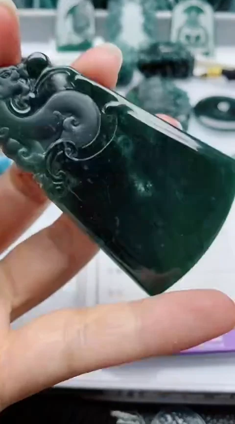 颈饰未镶嵌翡翠