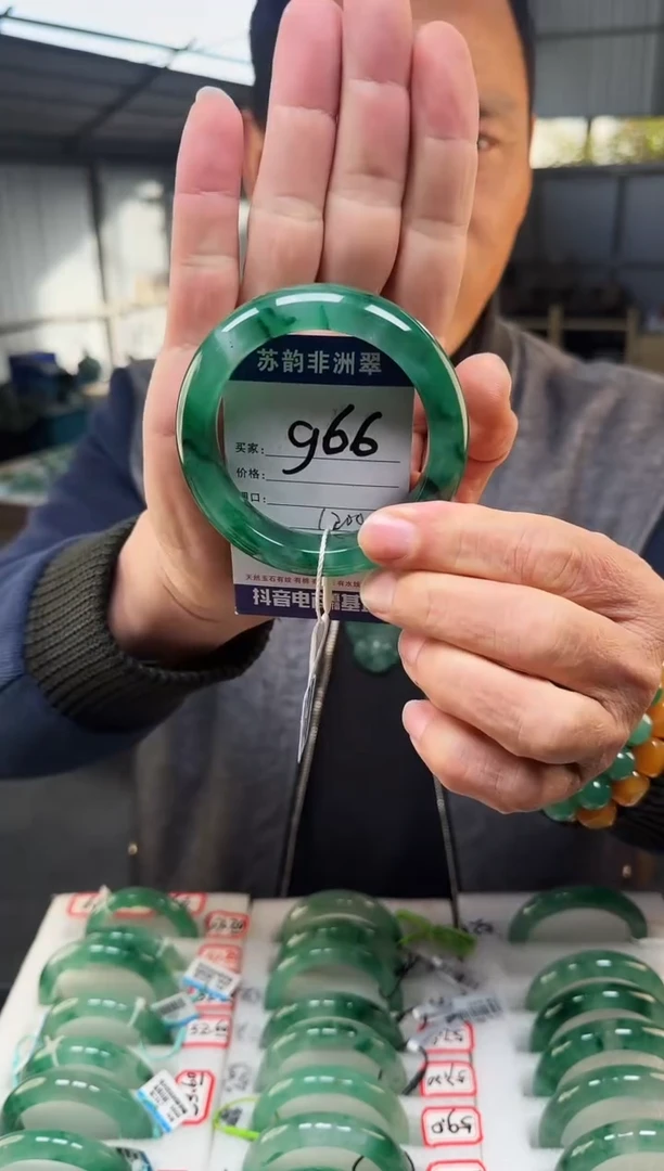 未镶嵌手镯石英质玉（非洲翠）60+