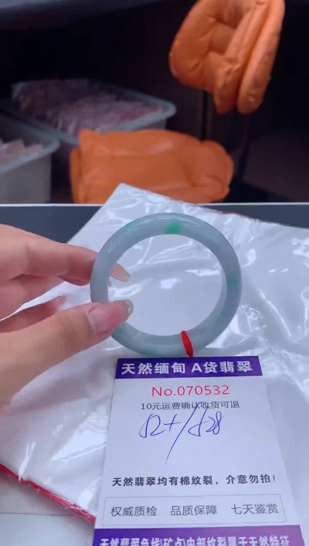 翡翠手镯未镶嵌有纹，完美者勿拍