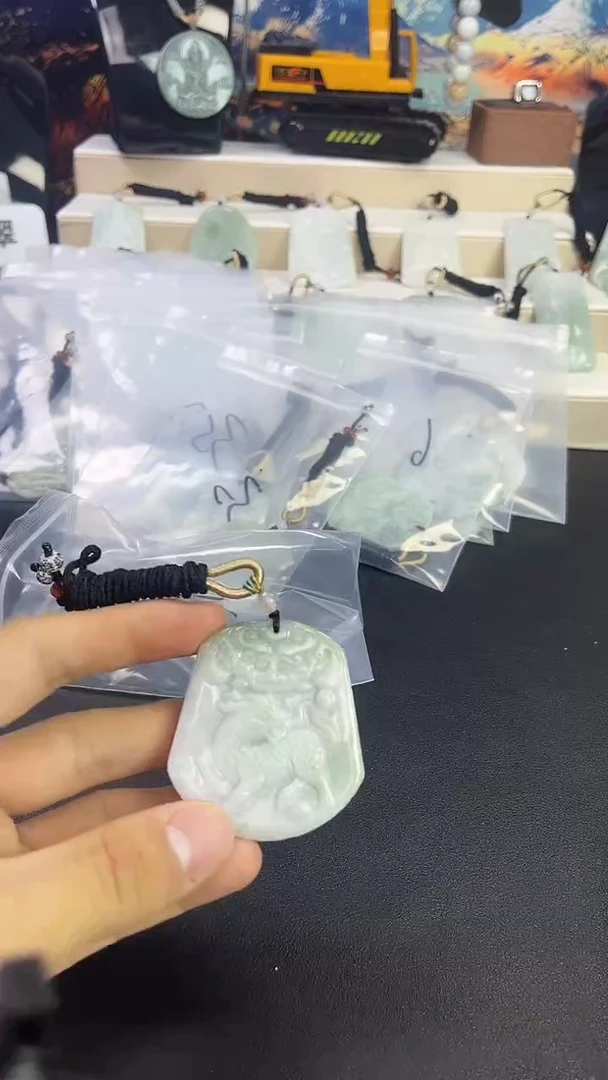 颈饰未镶嵌翡翠/8/30      68