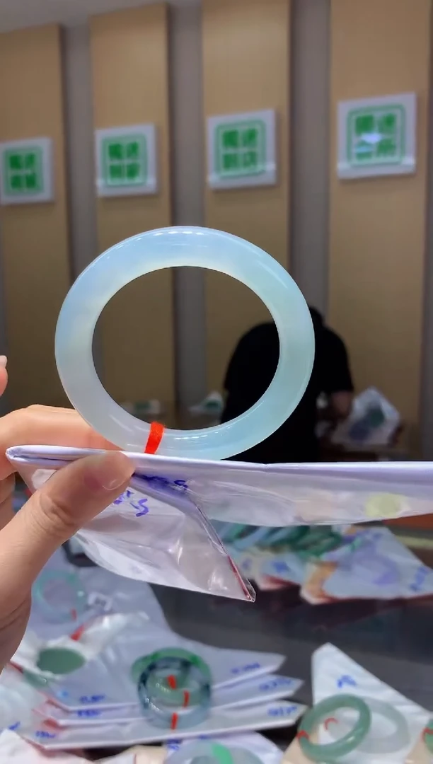 翡翠手镯未镶嵌-Q259圈口56*10.5*10.9