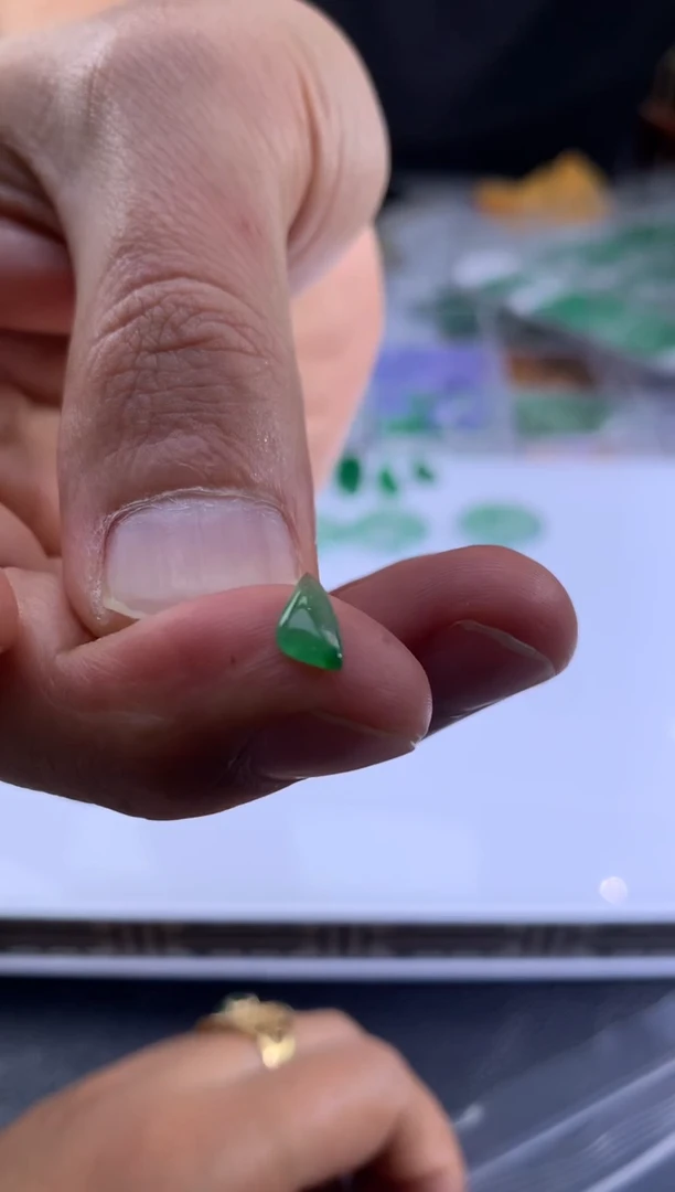 裸石翡翠未*到翡翠