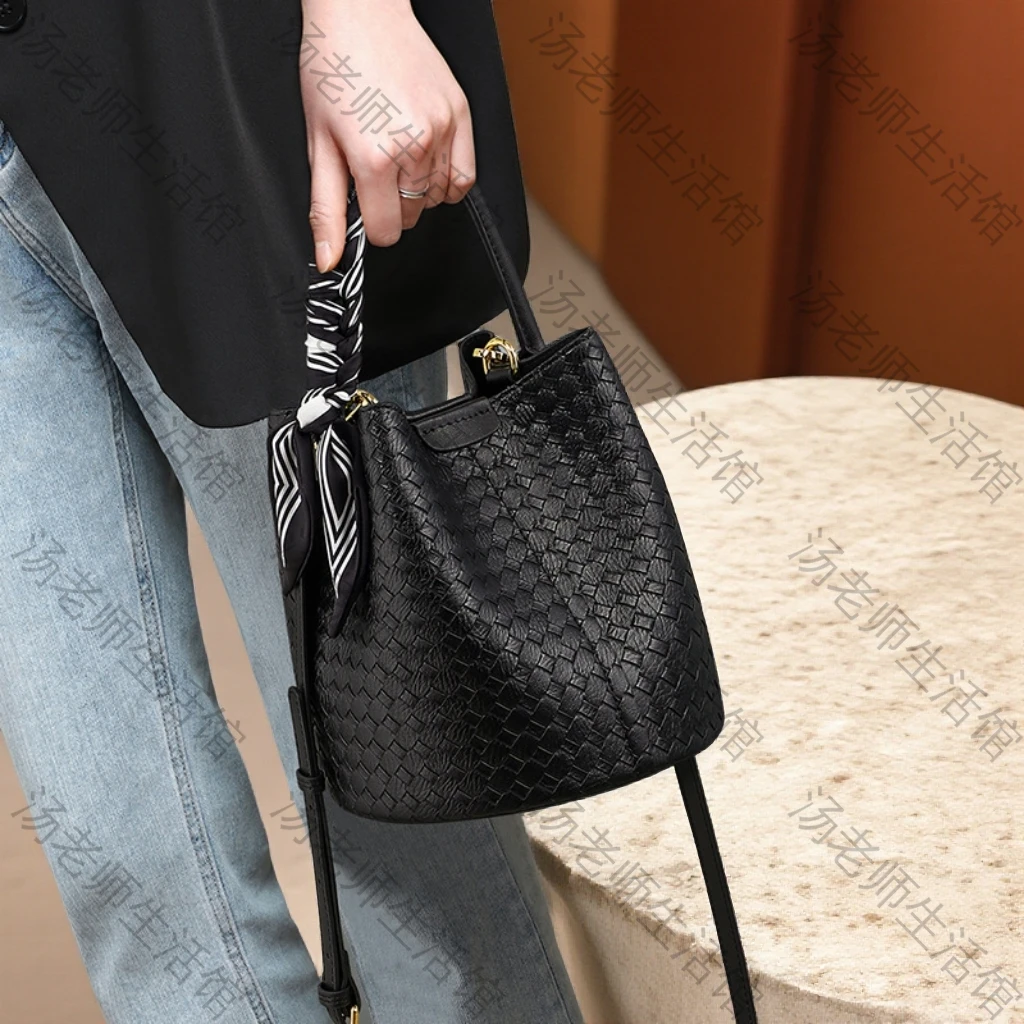 2025新款高级感编织包真皮女包斜挎小包手提包水桶包秋冬百搭包包
