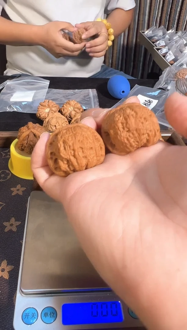 把件核桃全品血麒麟核桃