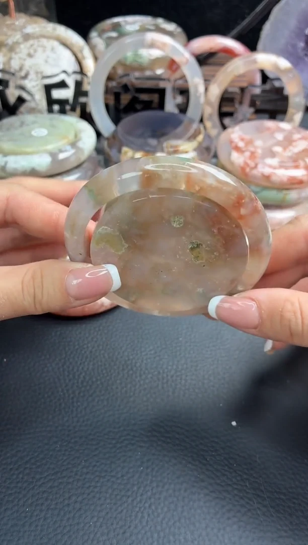 未镶嵌手镯（圆镯）石英质玉57