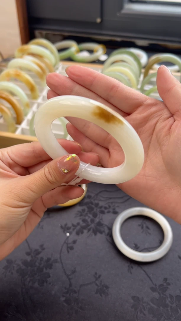 【闪购商品】和田玉手镯未镶嵌糖白胖圆 58