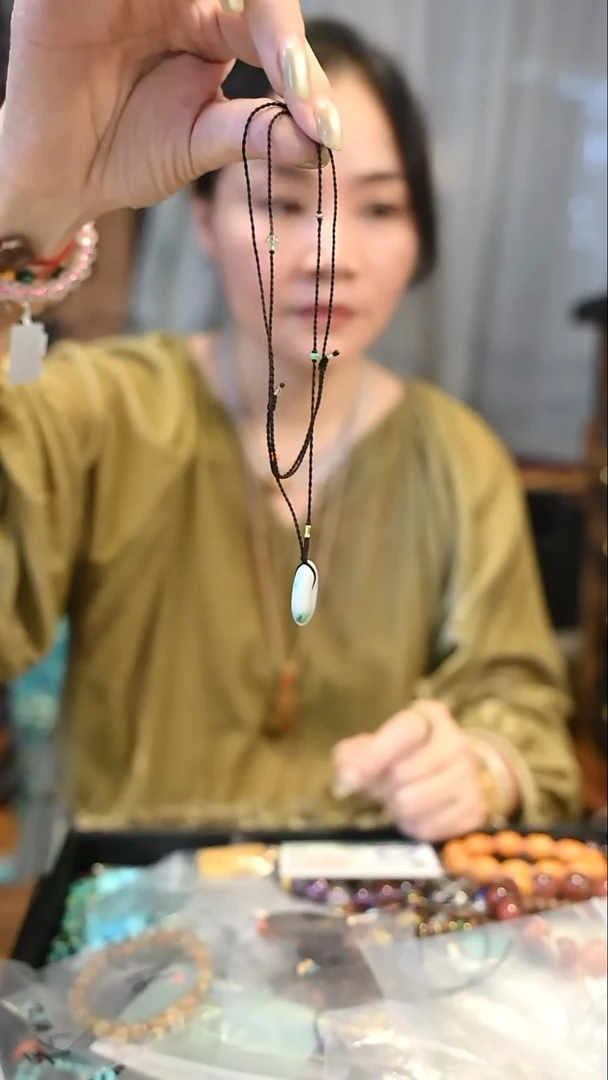 翡翠未镶嵌颈饰种****树定向 种下一棵及川树