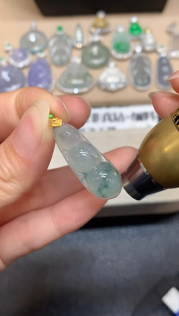 颈饰18K金镶嵌翡翠福豆【无服务费