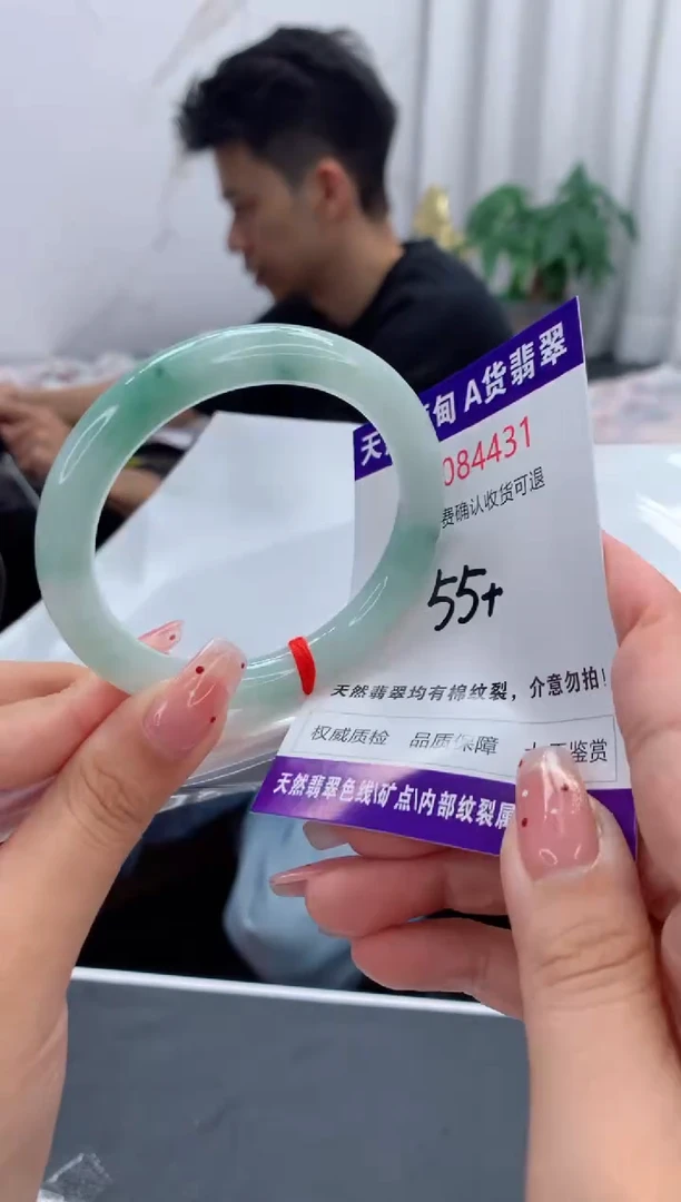 未镶嵌手镯翡翠有纹，完美者勿拍
