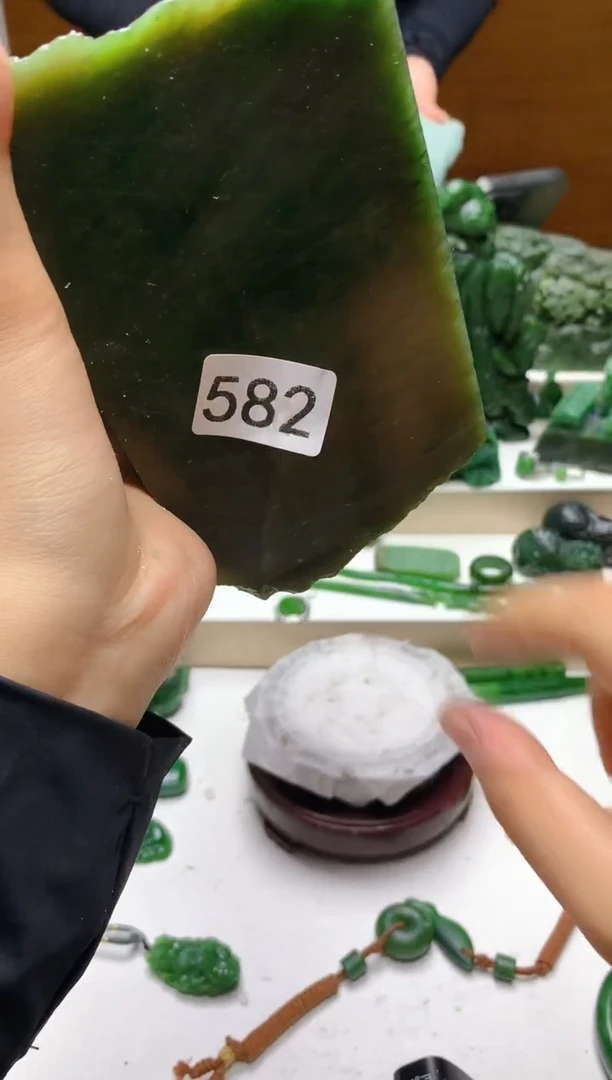 和田玉（碧玉）未镶嵌珠宝半成品1