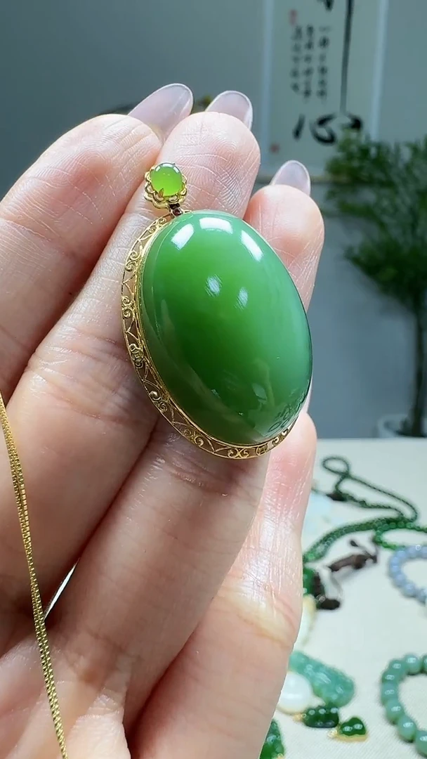 18K金镶嵌和田玉挂件1