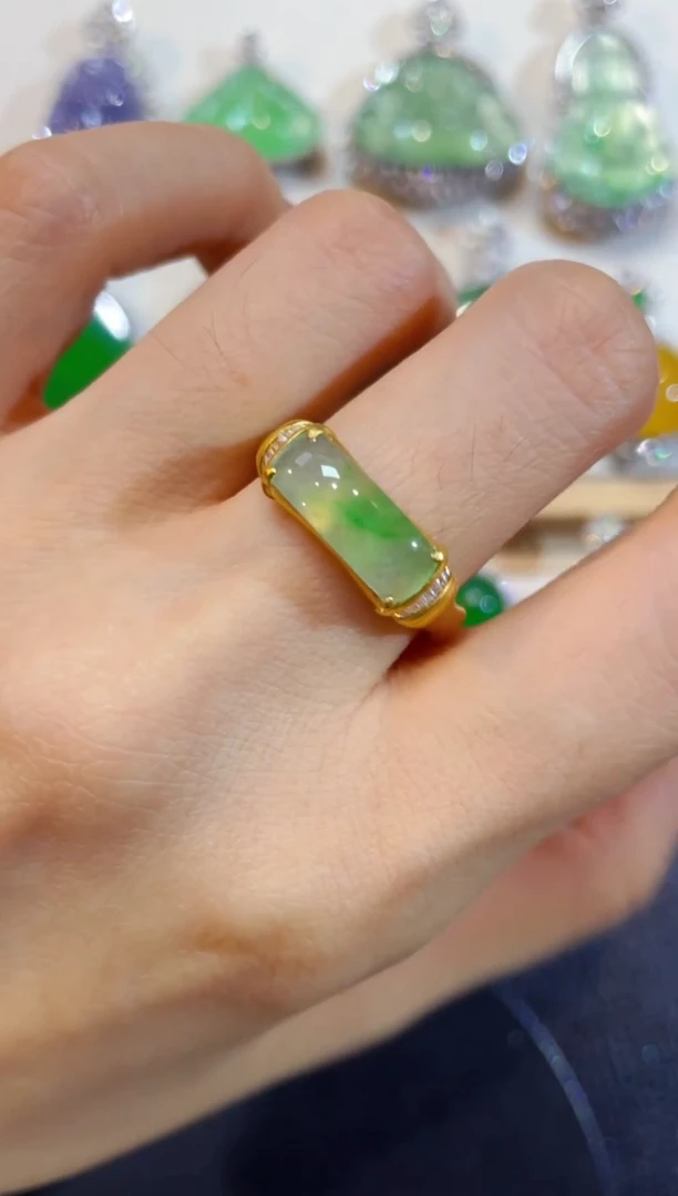 颈饰18K金镶嵌翡翠团购43