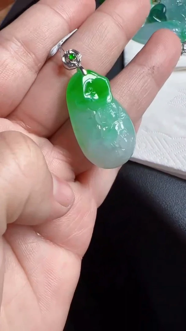 颈饰18K金镶嵌翡翠荷叶