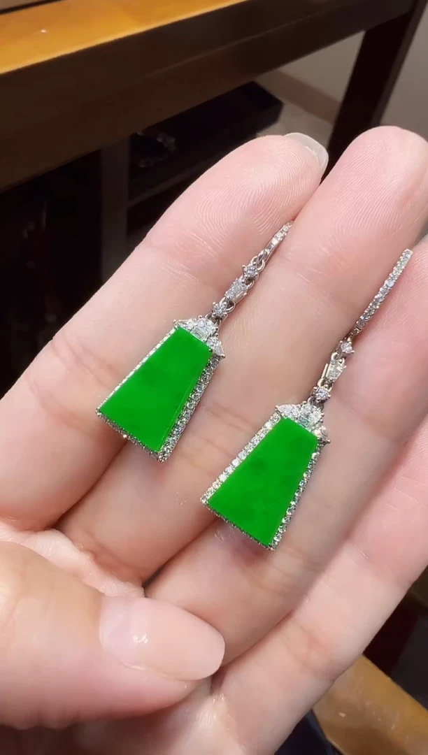 18K金镶嵌翡翠耳饰檀*木无事牌