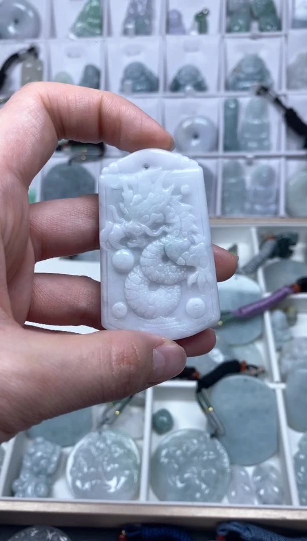 【闪购商品】翡翠颈饰未镶嵌龙牌