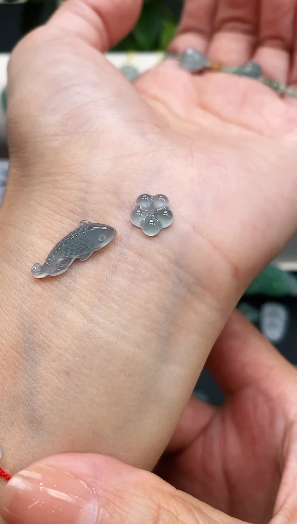 翡翠裸石原*。翡翠锦鲤小花