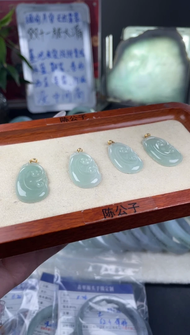 颈饰18K金镶嵌翡翠多样性发货