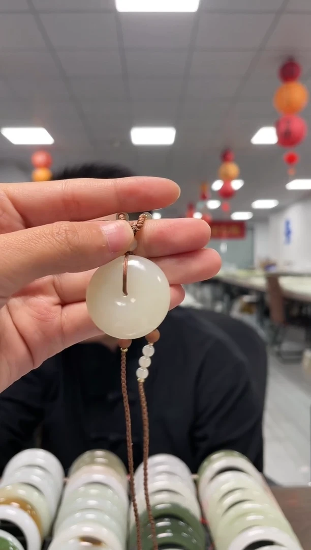 和田玉未镶嵌颈饰暖色平安扣吊坠一件