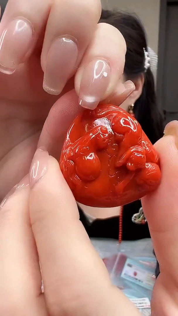 18K金镶嵌吊坠南红玛瑙/马牌