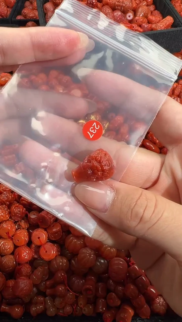 南红玛瑙未镶嵌颈饰1