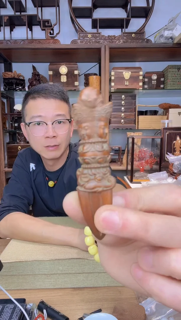 乌木类书架134黄杨做旧金刚杵手把件