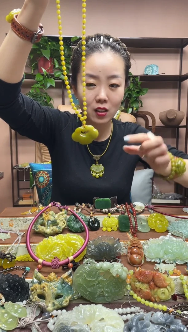 未镶嵌岫玉颈饰多样性发货发其中之一
