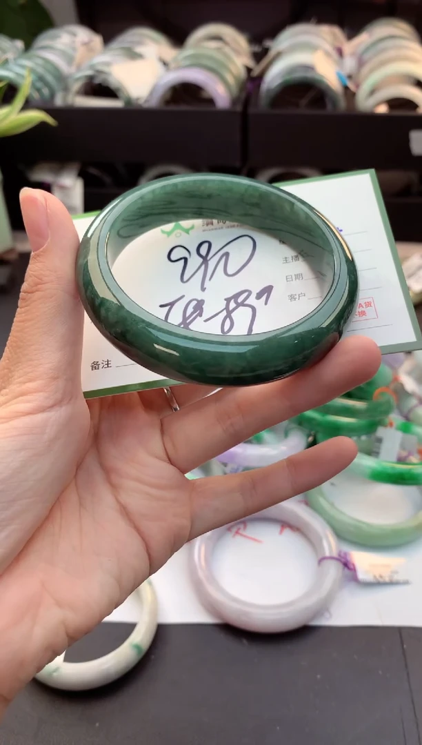 定制翡翠未镶嵌毛货需精细抛光+多人