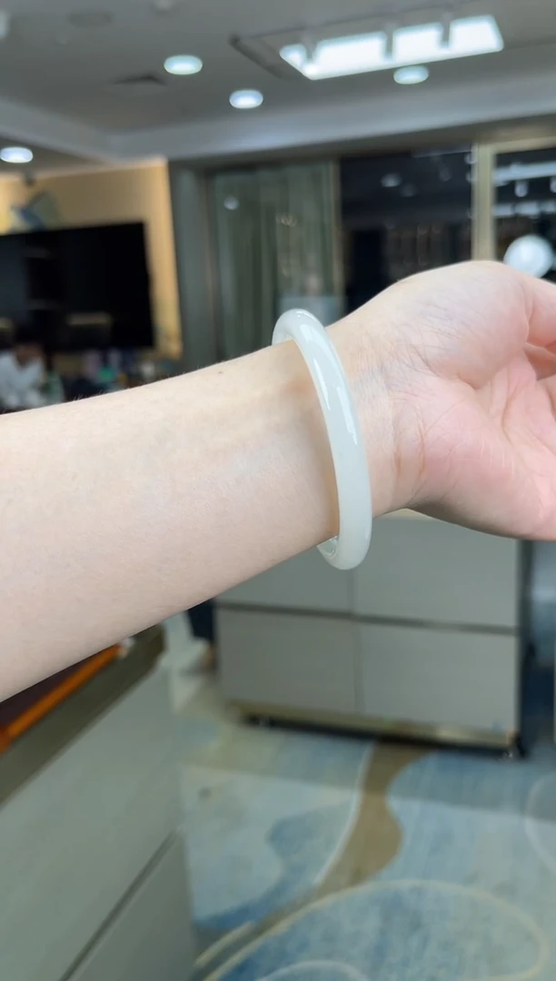 未镶嵌手镯和田玉一个圈口：52-59mm